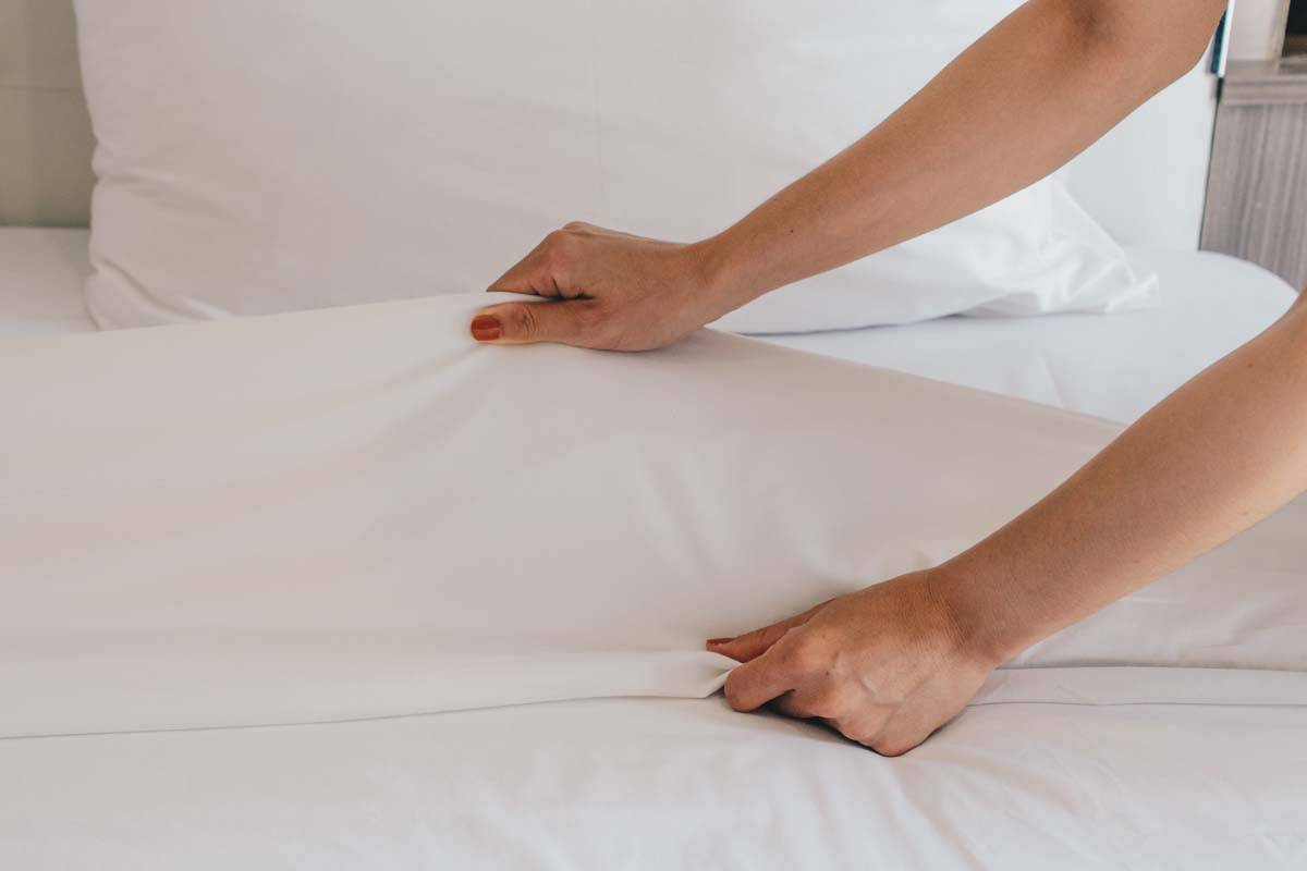 sistemare il lenzuolo sul letto